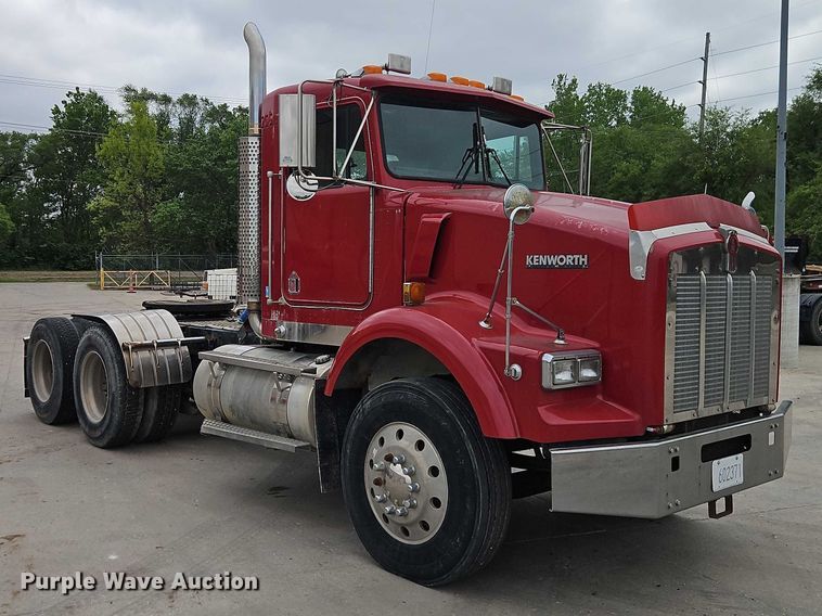 image for item EO7257 2001 Kenworth T800 semi truck