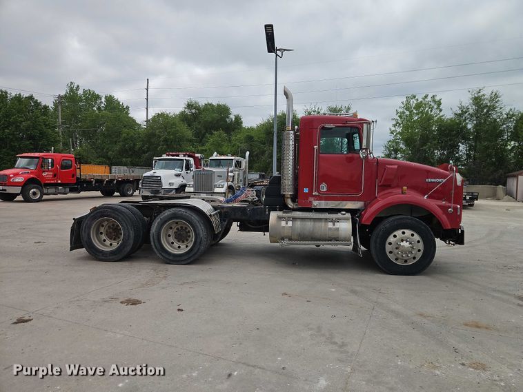 image for item EO7257 2001 Kenworth T800 semi truck
