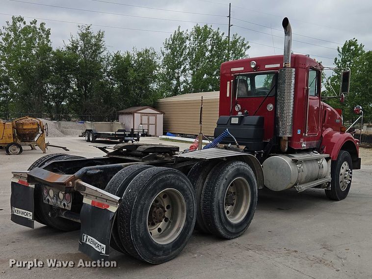 image for item EO7257 2001 Kenworth T800 semi truck
