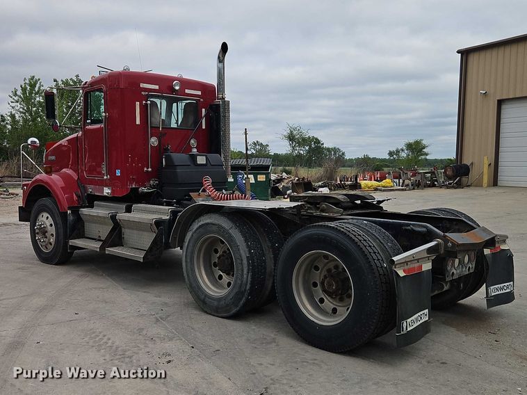 image for item EO7257 2001 Kenworth T800 semi truck