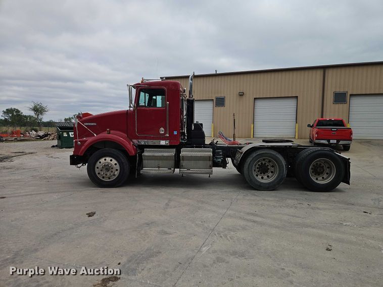 image for item EO7257 2001 Kenworth T800 semi truck