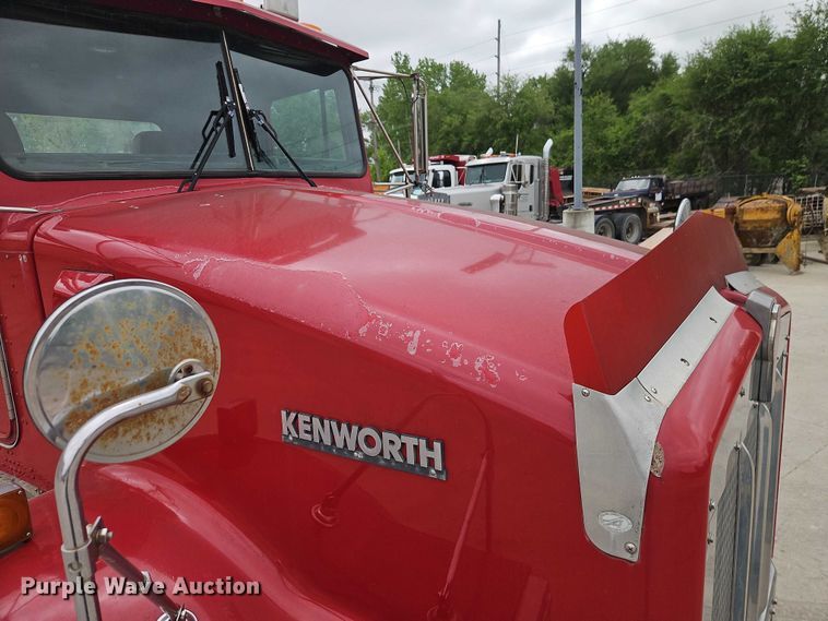image for item EO7257 2001 Kenworth T800 semi truck