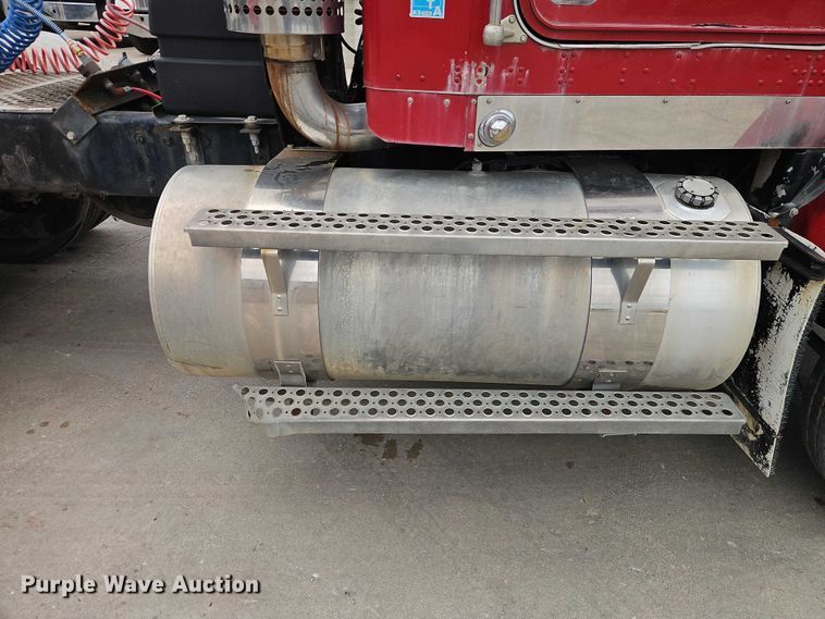 image for item EO7257 2001 Kenworth T800 semi truck
