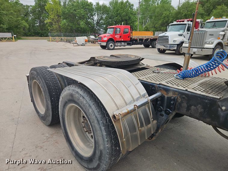 image for item EO7257 2001 Kenworth T800 semi truck