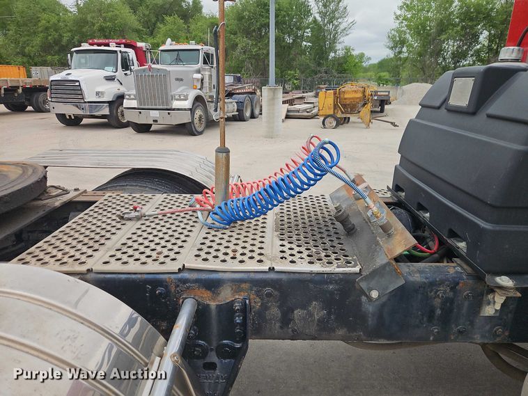 image for item EO7257 2001 Kenworth T800 semi truck