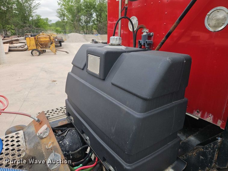 image for item EO7257 2001 Kenworth T800 semi truck