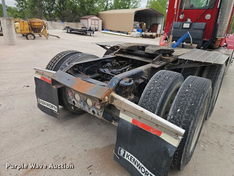 image for item EO7257 2001 Kenworth T800 semi truck