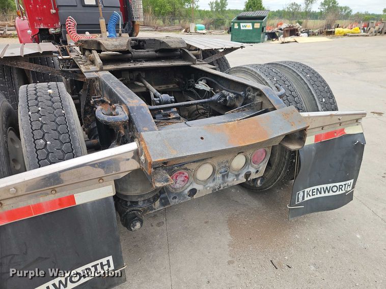image for item EO7257 2001 Kenworth T800 semi truck