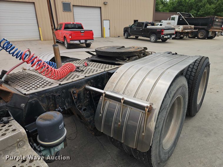 image for item EO7257 2001 Kenworth T800 semi truck