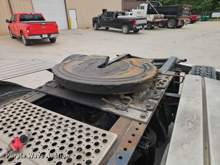 image for item EO7257 2001 Kenworth T800 semi truck