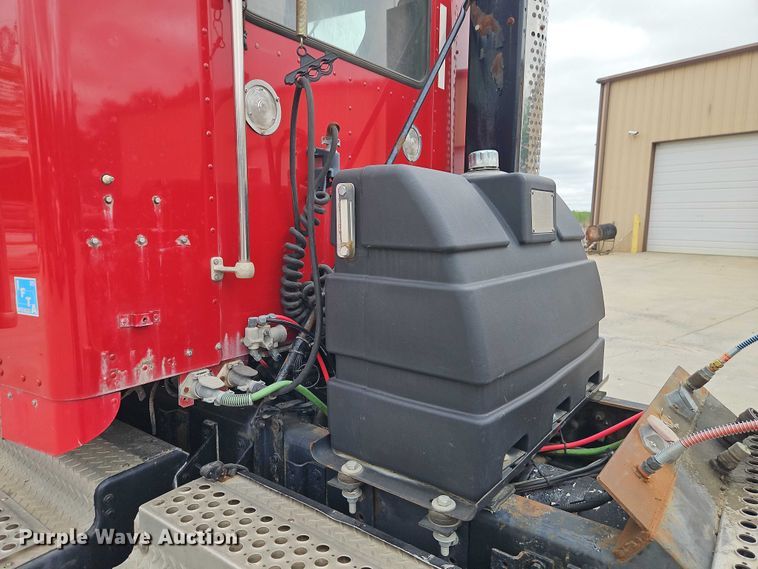 image for item EO7257 2001 Kenworth T800 semi truck