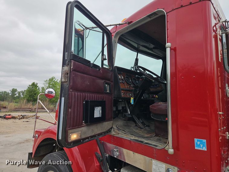 image for item EO7257 2001 Kenworth T800 semi truck