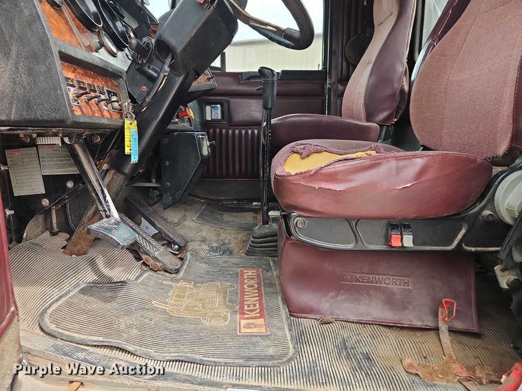 image for item EO7257 2001 Kenworth T800 semi truck