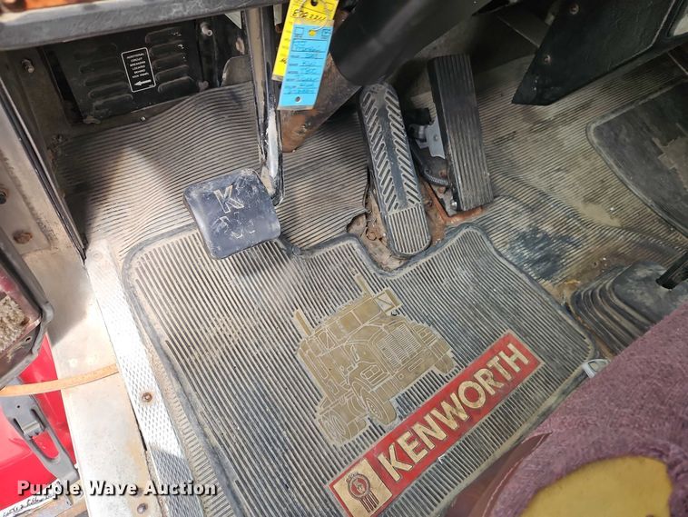 image for item EO7257 2001 Kenworth T800 semi truck