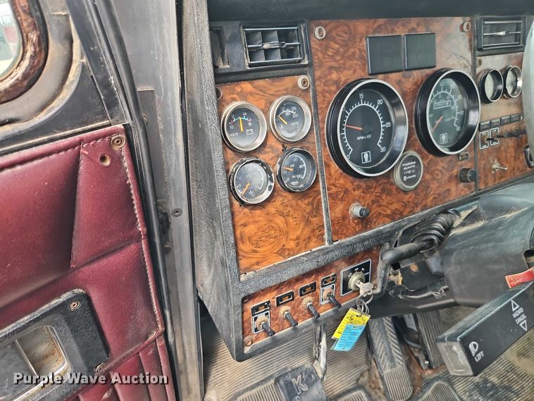 image for item EO7257 2001 Kenworth T800 semi truck
