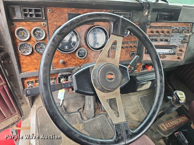 image for item EO7257 2001 Kenworth T800 semi truck