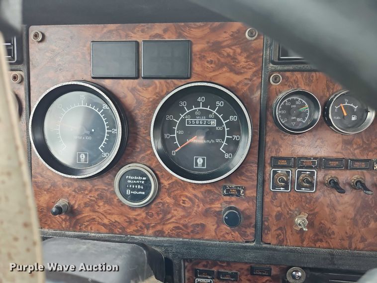 image for item EO7257 2001 Kenworth T800 semi truck