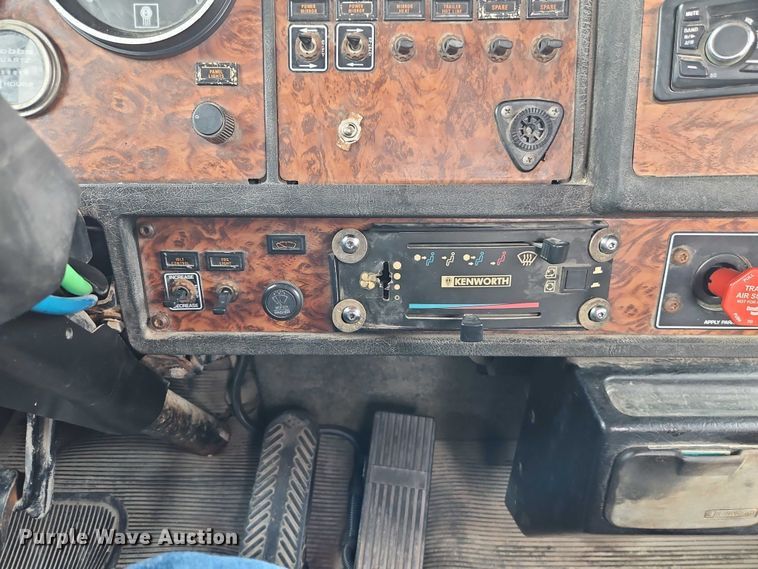 image for item EO7257 2001 Kenworth T800 semi truck