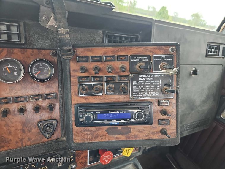 image for item EO7257 2001 Kenworth T800 semi truck