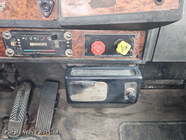image for item EO7257 2001 Kenworth T800 semi truck