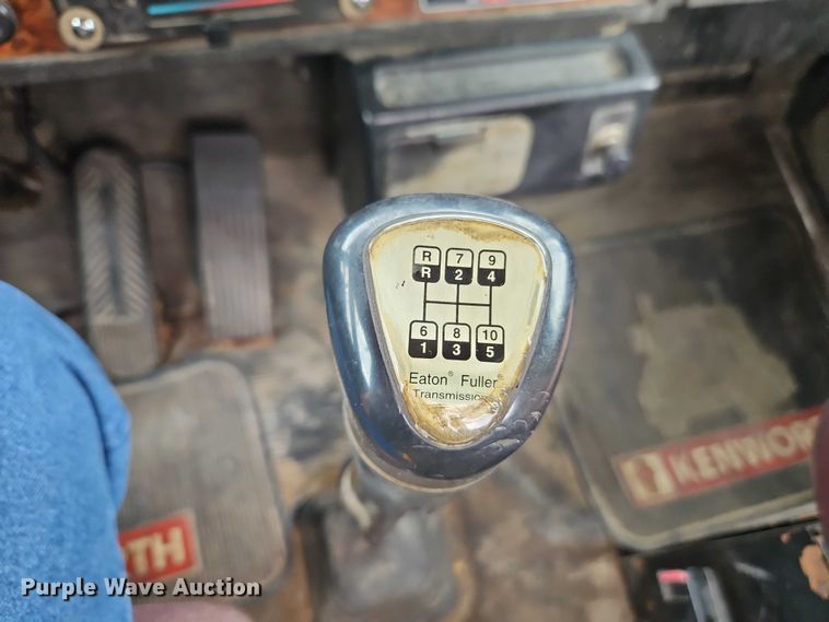image for item EO7257 2001 Kenworth T800 semi truck