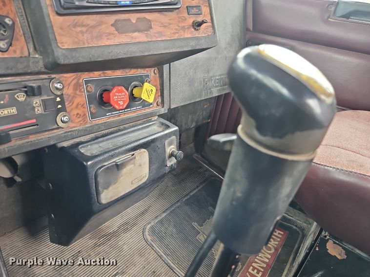 image for item EO7257 2001 Kenworth T800 semi truck