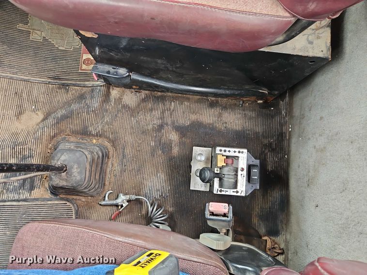 image for item EO7257 2001 Kenworth T800 semi truck