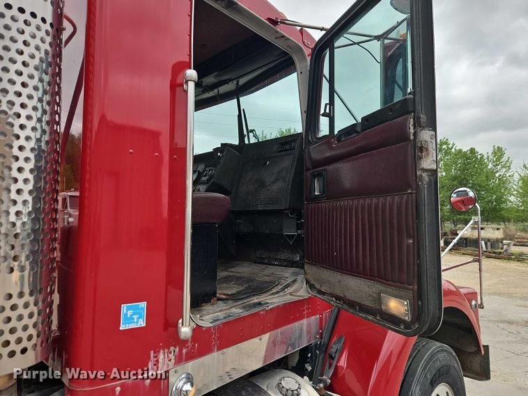 image for item EO7257 2001 Kenworth T800 semi truck