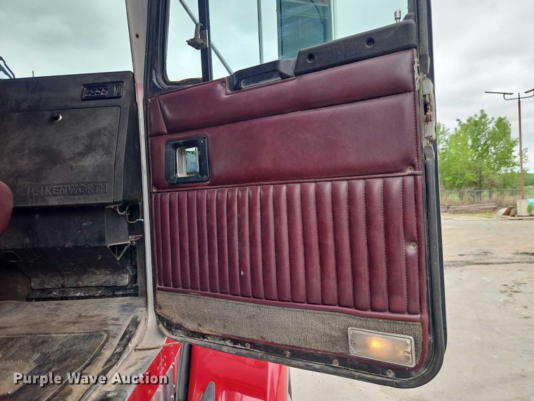 image for item EO7257 2001 Kenworth T800 semi truck