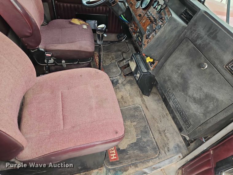 image for item EO7257 2001 Kenworth T800 semi truck