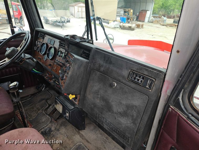 image for item EO7257 2001 Kenworth T800 semi truck