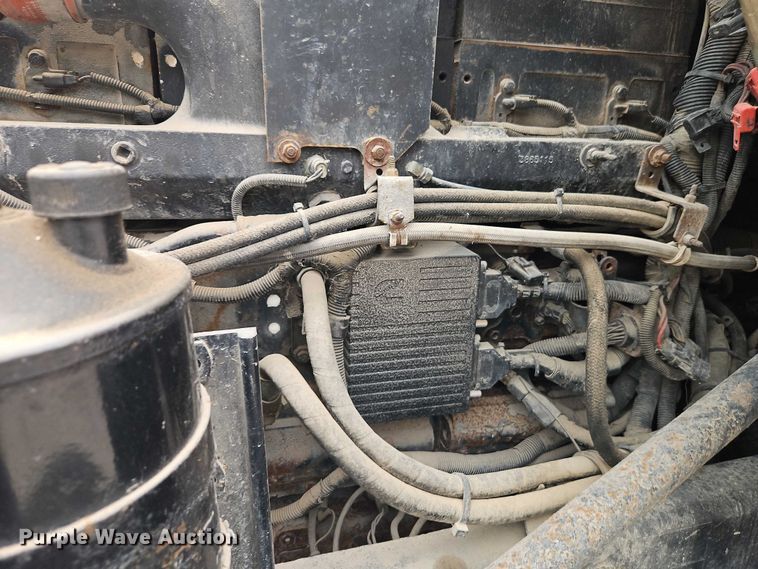 image for item EO7257 2001 Kenworth T800 semi truck