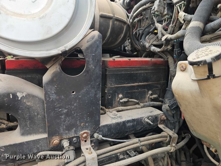 image for item EO7257 2001 Kenworth T800 semi truck