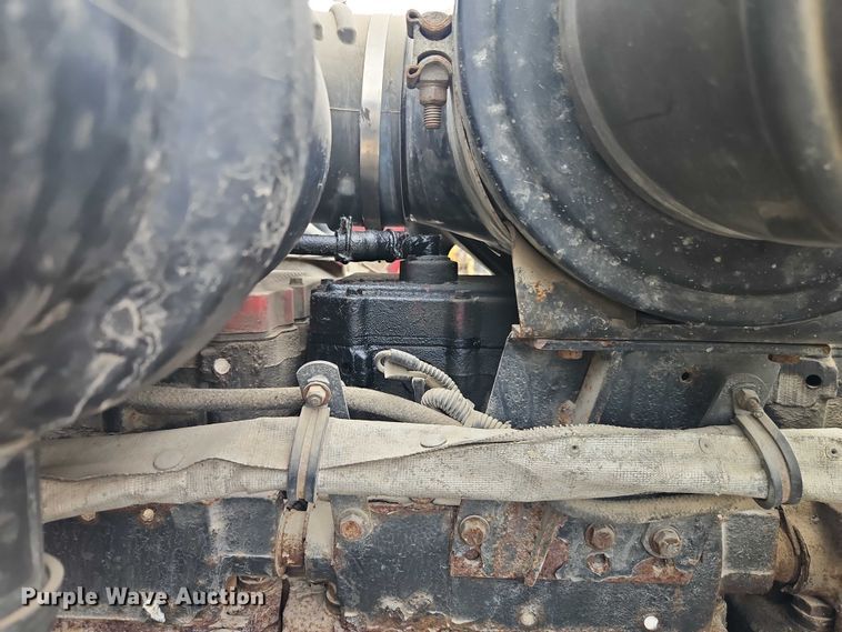 image for item EO7257 2001 Kenworth T800 semi truck