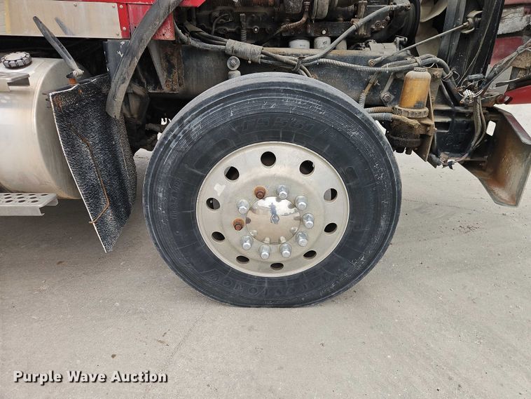 image for item EO7257 2001 Kenworth T800 semi truck