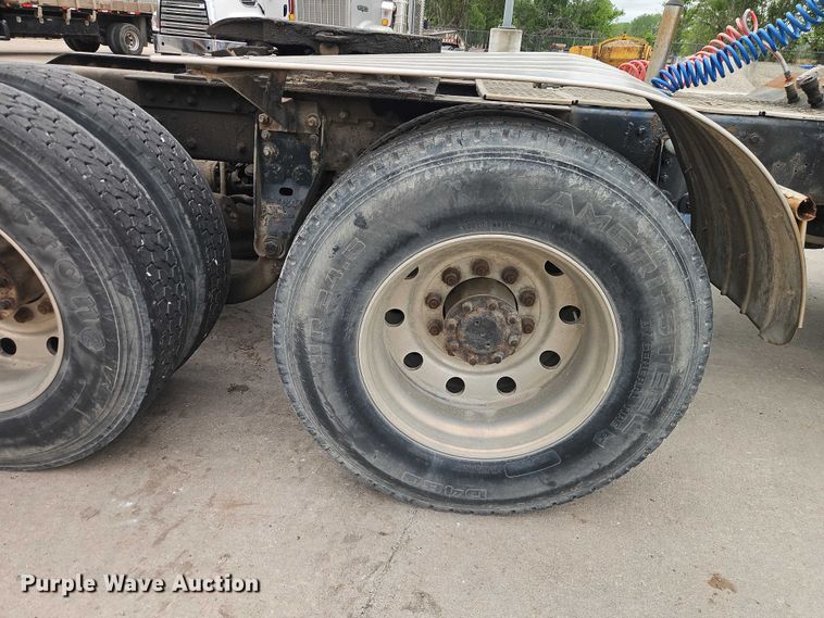 image for item EO7257 2001 Kenworth T800 semi truck