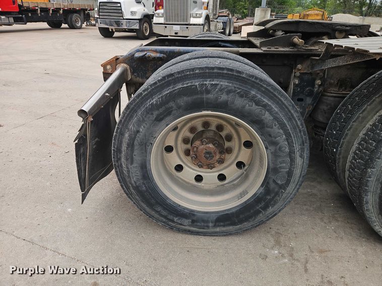 image for item EO7257 2001 Kenworth T800 semi truck
