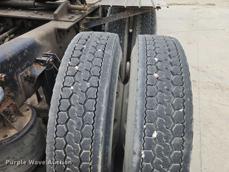 image for item EO7257 2001 Kenworth T800 semi truck