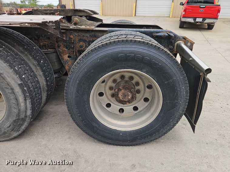 image for item EO7257 2001 Kenworth T800 semi truck