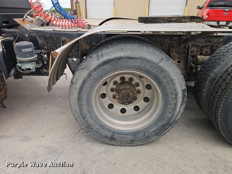 image for item EO7257 2001 Kenworth T800 semi truck