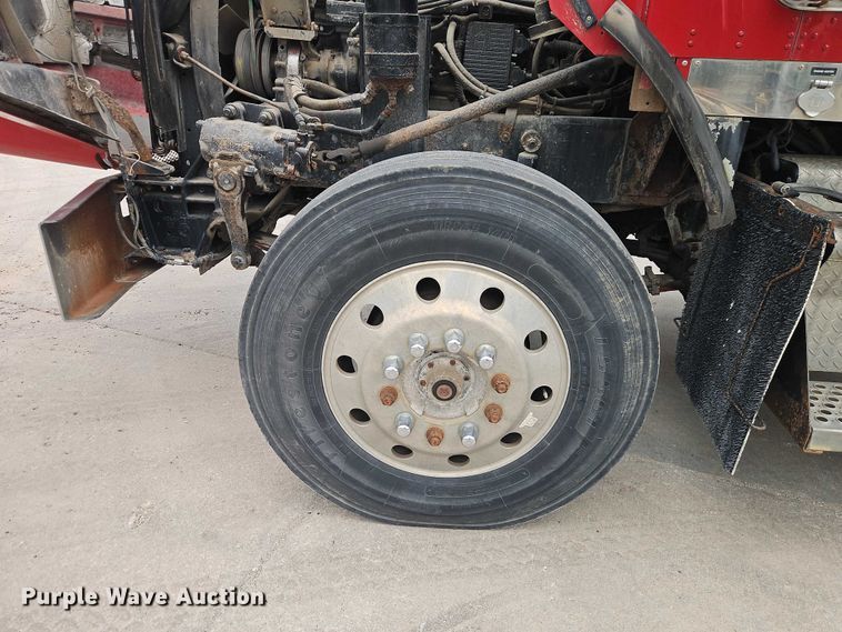 image for item EO7257 2001 Kenworth T800 semi truck