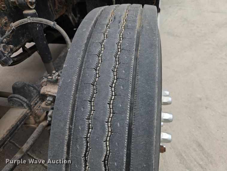 image for item EO7257 2001 Kenworth T800 semi truck
