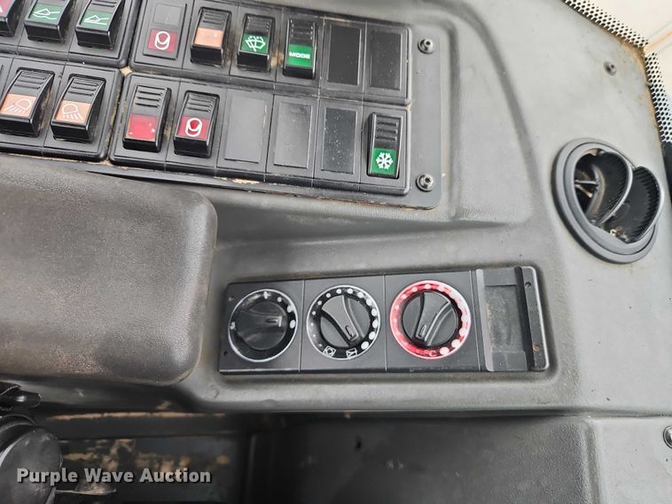 image for item EO7263 2016 John Deere 324K wheel loader