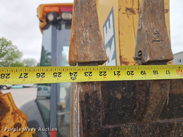 image for item EO7264 2001 John Deere 410G backhoe