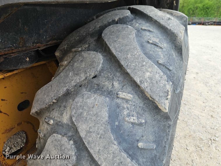 image for item EO7264 2001 John Deere 410G backhoe