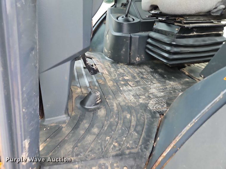 image for item EO7265 2013 John Deere 410K backhoe