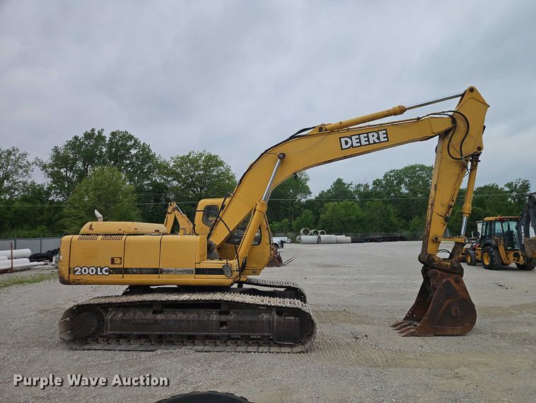 image for item EO7266 1998 John Deere 200LC excavator