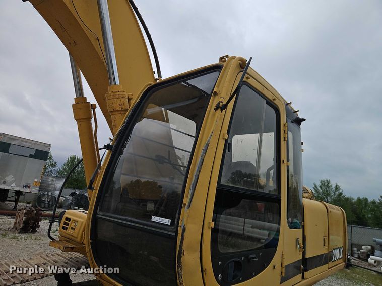 image for item EO7266 1998 John Deere 200LC excavator