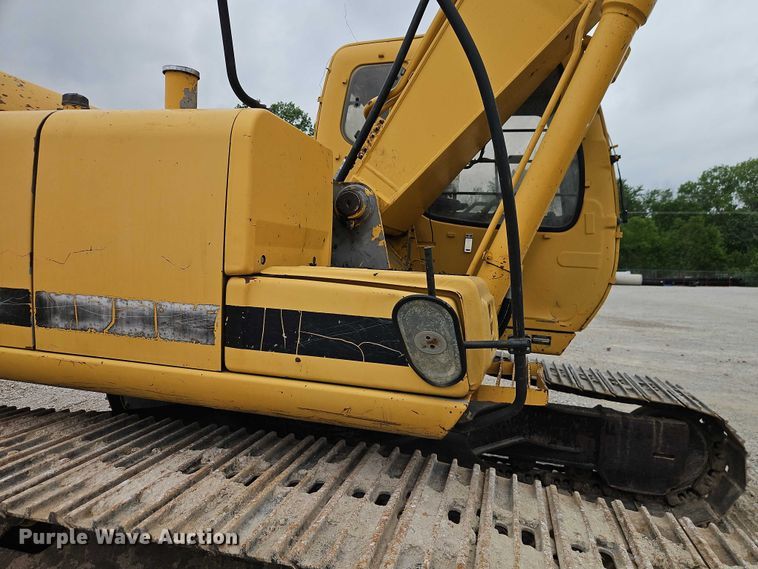 image for item EO7266 1998 John Deere 200LC excavator