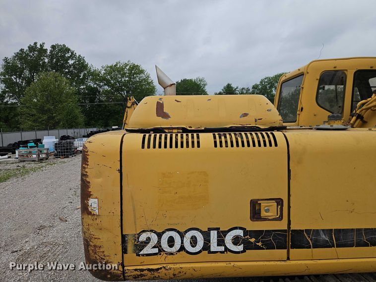 image for item EO7266 1998 John Deere 200LC excavator